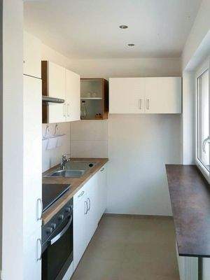 führt direkt in eine moderne Küche