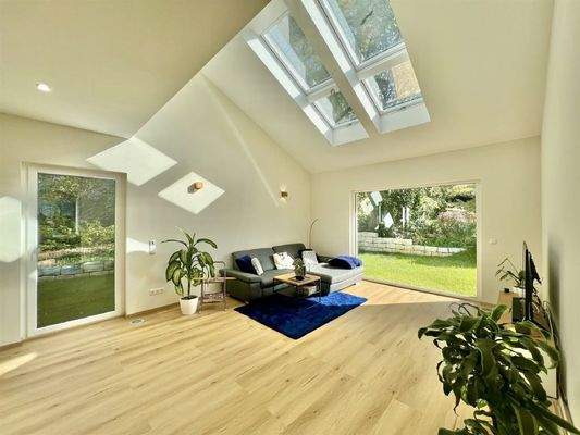 Wundervoller Wohnbereich mit Panoramafenster in de