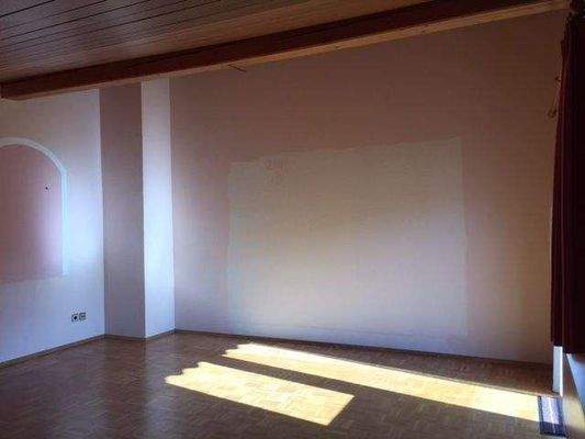 großer Raum im Dachgeschoss