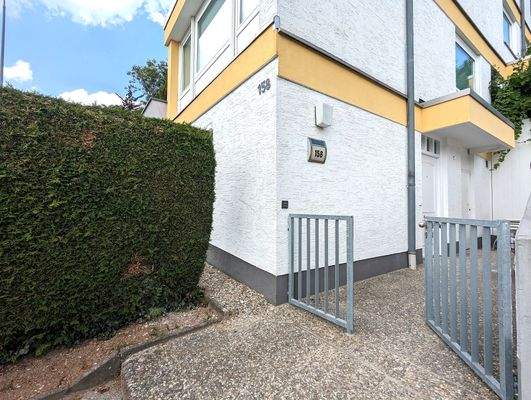 Eigener Eingang mit Freisitz...