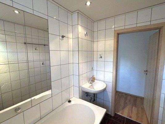 EG/OG: Bad mit Wanne, Waschtisch und WC