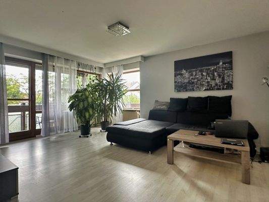 Wohnzimmer mit großen Fensterfronten