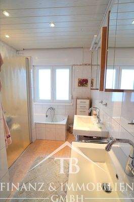 Badewanne und barrierefreie Dusche