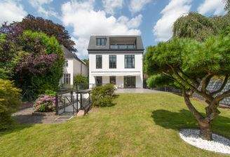 Gärtnerisch schön gestalteter Garten mit Südost-Ausrichtung