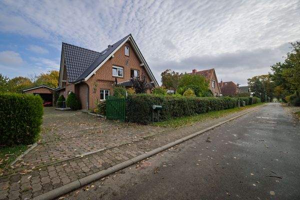 Hausansicht mit Einfahrt