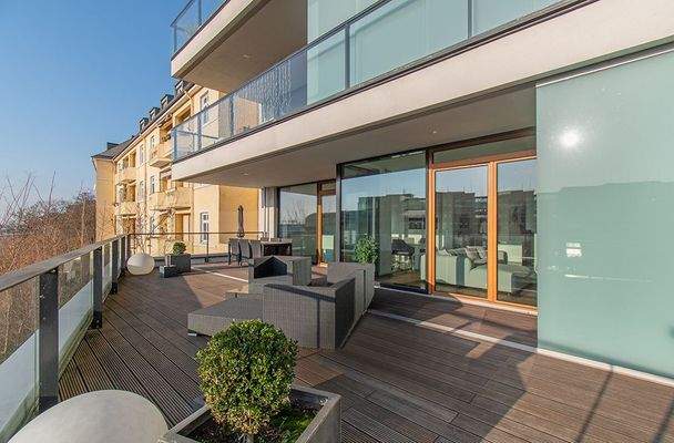 Sonnenterasse mit Blick auf Hafen und Elbe