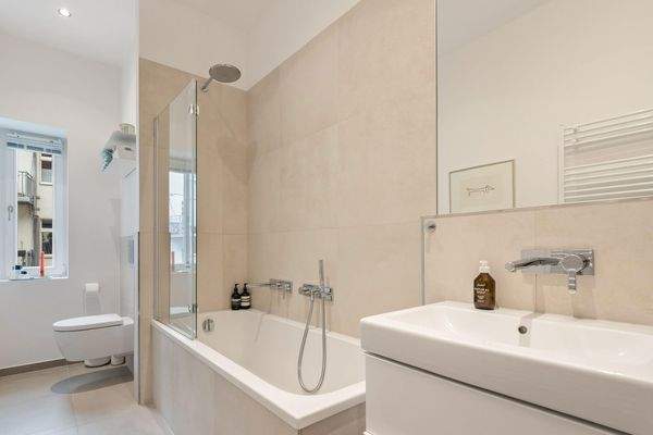 Bad mit Badewanne und Fenster