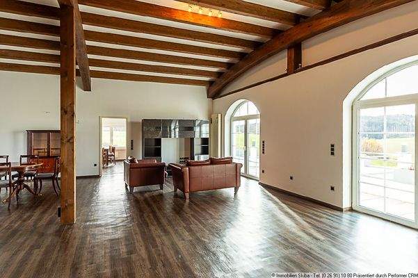 großes Wohn- und Esszimmer