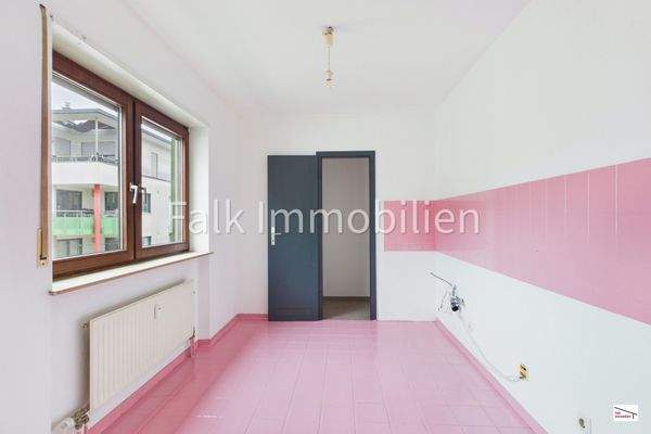 Küche mit angeschlossener Vorratskammer