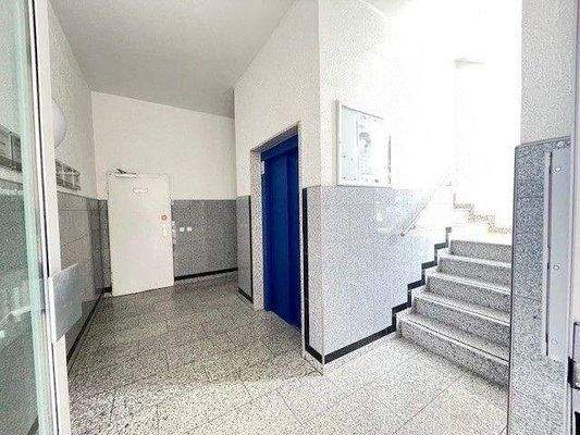 Treppenhaus EG mit Aufzug