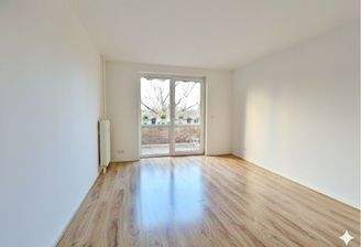 Wohnzimmer ohne Möbel mit KI entfernt