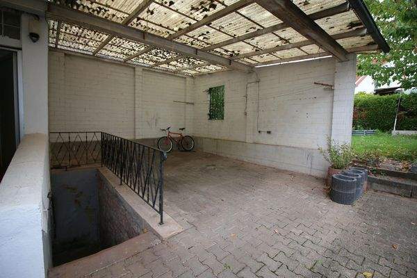 Hof und Zugang Keller