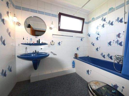 Badezimmer mit Fenster