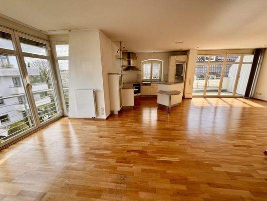 Wohnbereich vollständig mit Parkett ausgestattet