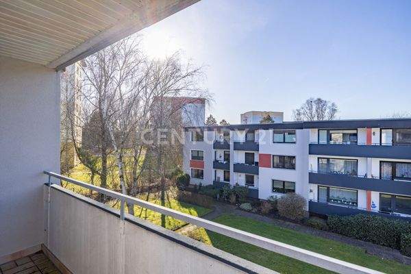 Ausblick vom Balkon in den begrünten Innenhof