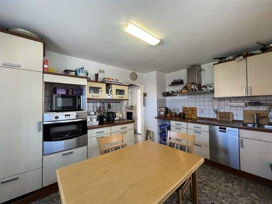 Große Einbauküche mit Platz für einen Tisch EG