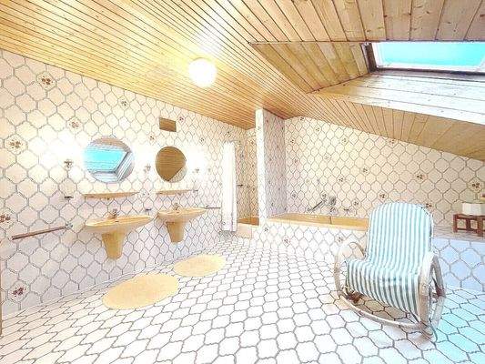 Andere Ansicht des sehr großen Elternbades