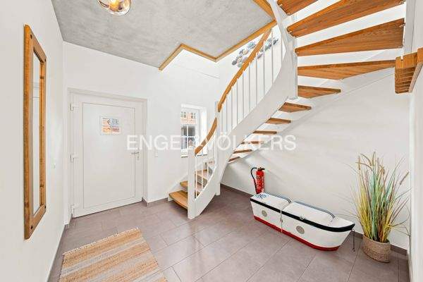 Diele mit Treppe ins Dachgeschoss