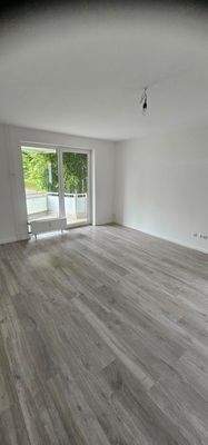 Helles Wohnzimmer mit Balkon