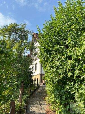 Aufgang zur rechten Hausseite