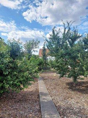 Garten vor dem denkmalgeschützen Gebäude 