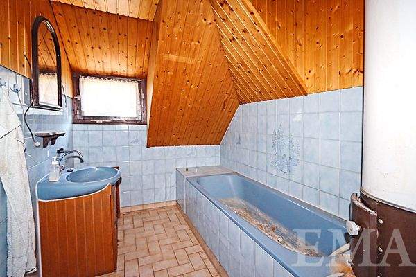 Tagesbelichtetes Badezimmer im Dachgeschoss