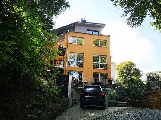 Haus mit Garage und Stellplatz.jpg