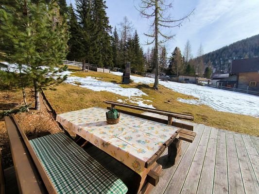 Terrasse mit Blick auf den Garten