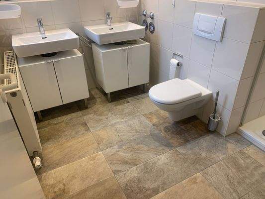 Badezimmer mit Dusche