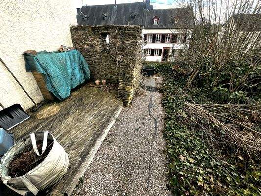 36. Lagerfläche seitlich am Haus