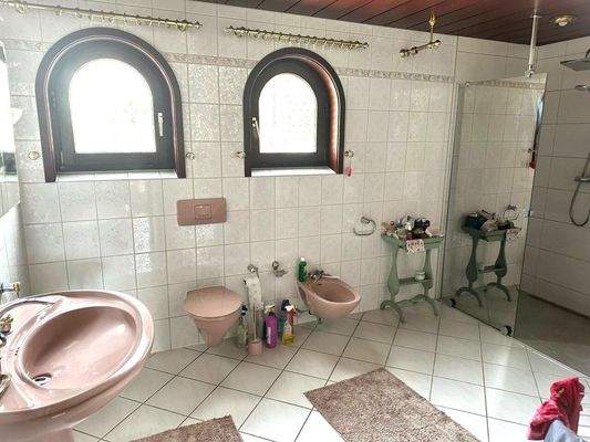 Badezimmer mit bodengleicher Dusche