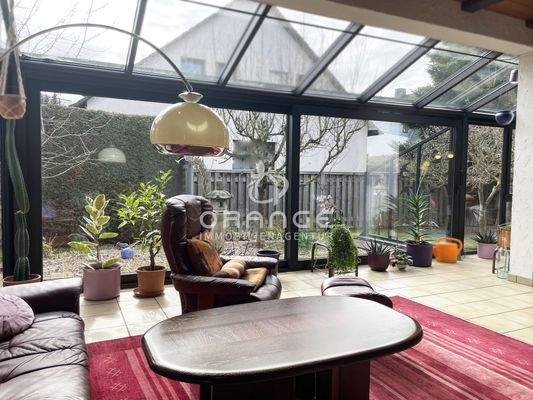 ...und viel Glas, elektrische Beschattung natürlich vorhanden