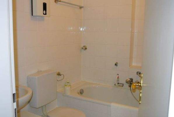 Bad mit Belüftung und Wanne