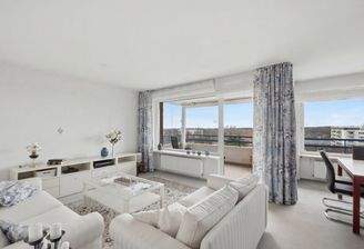 Wohnbereich mit Blick auf den Balkon