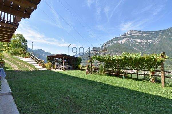 Exklusive Villa mit Panoramablick und großem Grundstück – Ala