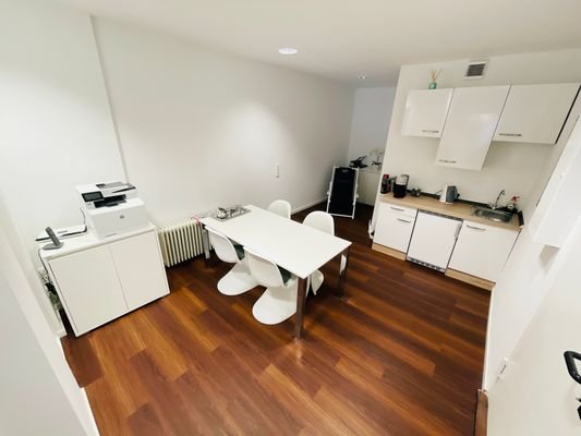 Büro hinten mit Küche.jpg