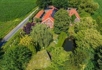 Idyllischer Wassergarten am historischen Hinterhaus