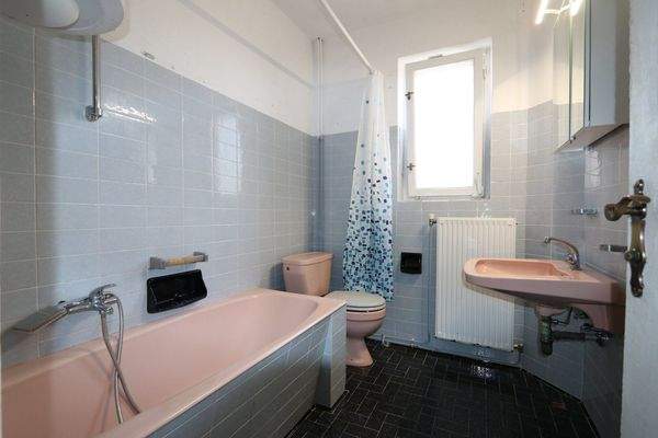 Bad mit Wanne und WC im Erdgeschoss