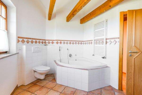 Großzügiges Badezimmer im Dachgeschoss