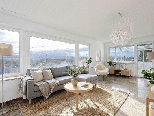 Lichtdurchfluteter Wohnbereich mit Zugang zur Terrasse (KI-generiertes Einrichtungsbeispiel)