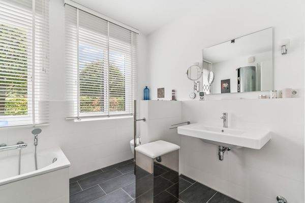 Komfortables Bad mit Badewanne, Dusche und hochwertigen Materialien