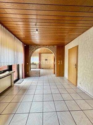 Sicht vom Esszimmer zum Wohnzimmer