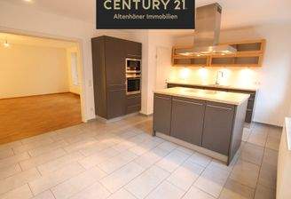 Küche mit Blick ins Wohnzimmer