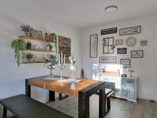 toller massiver Esstisch