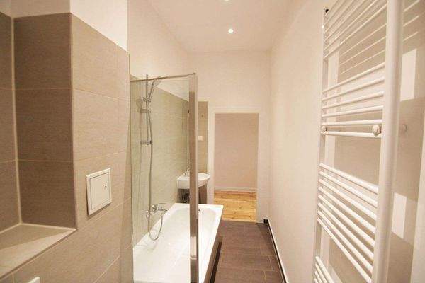 Elegantes Wannenbad mit Fenster