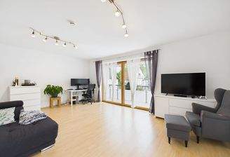 Wohnzimmer mit Balkonzugang