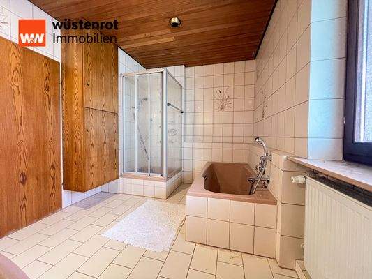 Tageslichtbad mit Dusche und Wanne