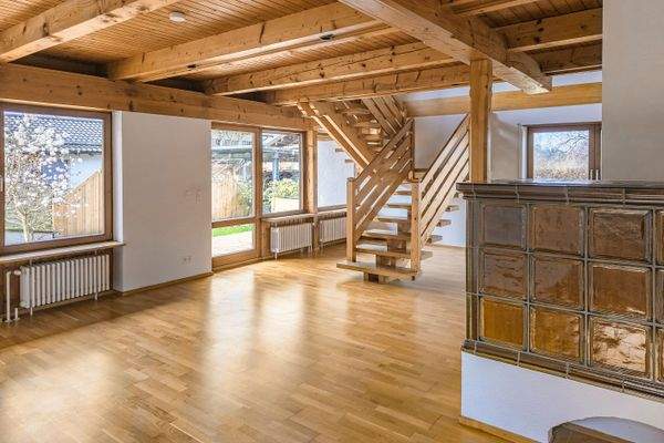 Gemütliches Wohnzimmer mit Kachelofen.