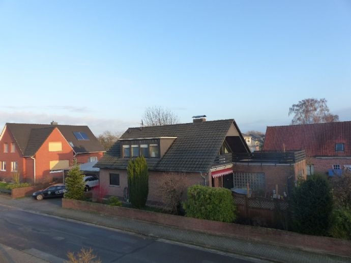 Einfamilienhaus mit Carport und Garage, voll unterkellert