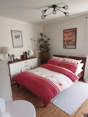 Schlafzimmer mit Balkonzugang 